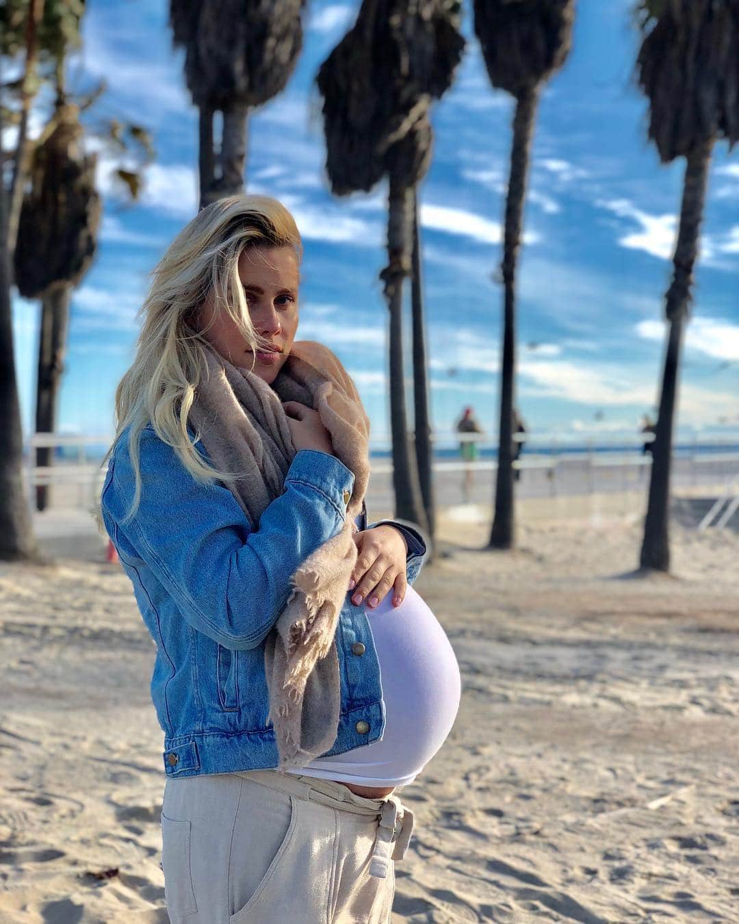 クレア・ホルトのインスタグラム：「Rare whale sighting on Venice Beach 🐳」