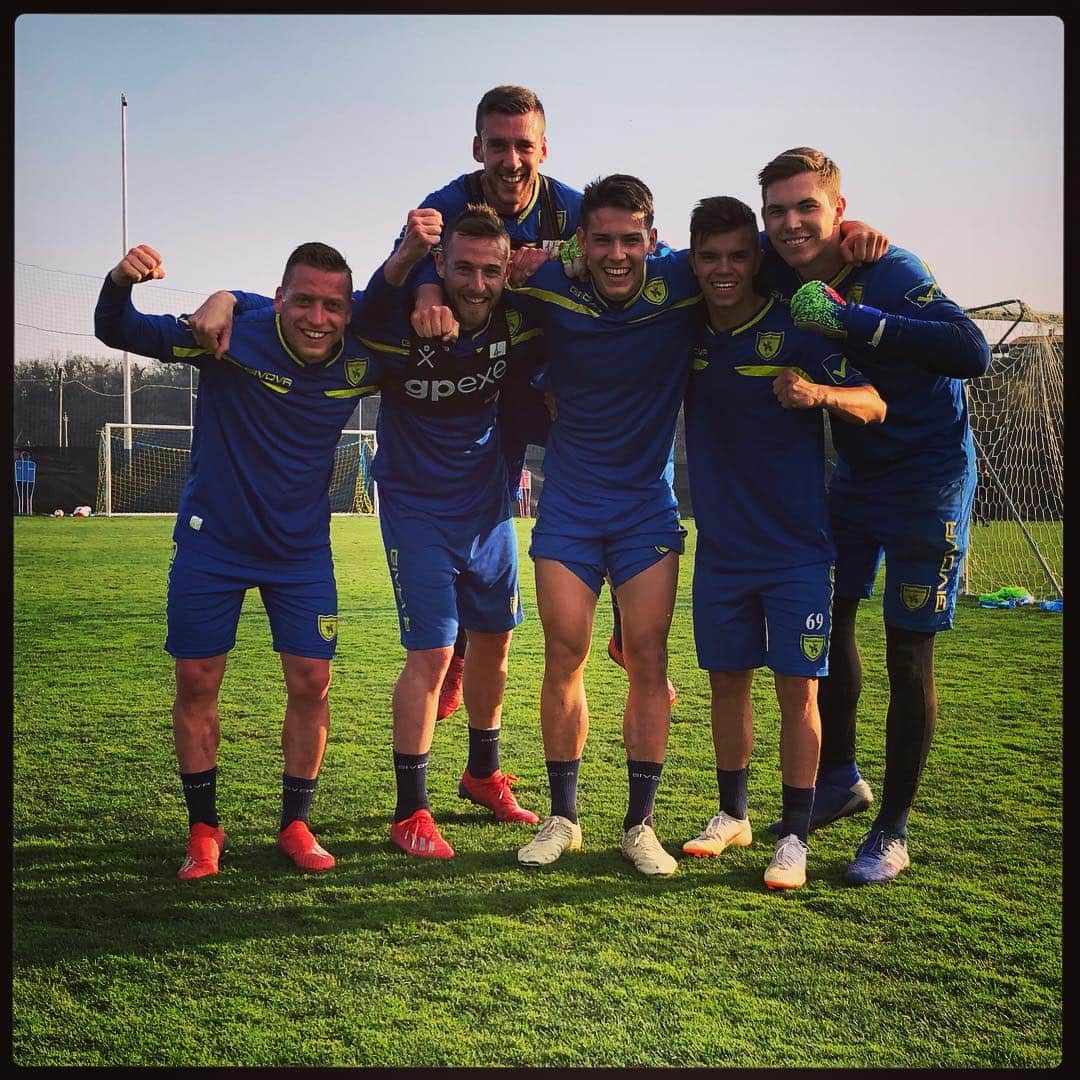 ACキエーヴォ・ヴェローナさんのインスタグラム写真 - (ACキエーヴォ・ヴェローナInstagram)「⚽️🥇E i vincitori sono... And the winners are... #chievoverona #chievo #calcio #veronello #seriea #football #torneo #training #trainingday #winners #blu #players #welldone #again #nevergiveup」3月26日 1時53分 - acchievoverona