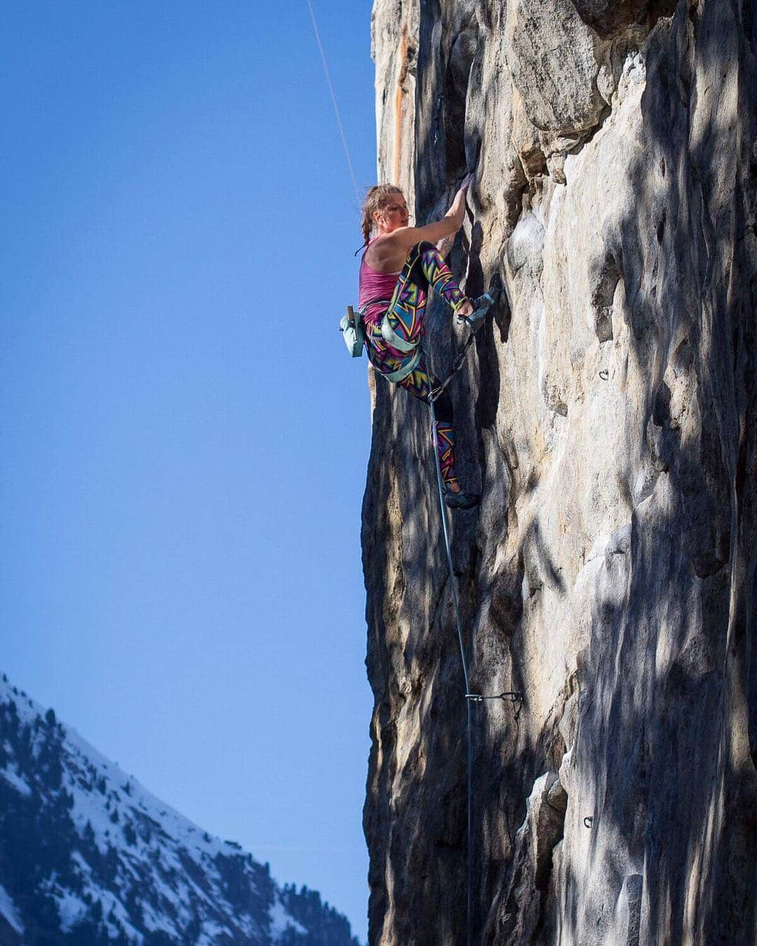 カロリーネ・ジンフーバーさんのインスタグラム写真 - (カロリーネ・ジンフーバーInstagram)「not feeling any endurance progress yet 🥵😤 #shakeyourhands fun day with the crew at ‚Bergstation‘ #zillertal 📷 @fabian.leu 🌗 @sosolid_official @belmezface @frictionlabs @scarpa_at @natureclimbing . . . . . . #climbgirls #natureclimbing #leggings #bouldering_came_first #scarpaclimb #noplacetoofar #colourupyourlife #frictionlabs #chalkmatters #climbing#klettern #tirol #zillertal #austria #österreich #schattenspiel」3月26日 1時58分 - karo_sinnhuber