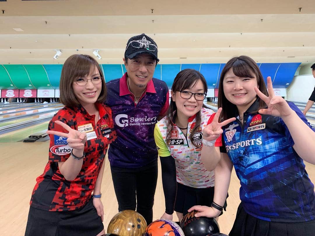 黒田アーサーさんのインスタグラム写真 - (黒田アーサーInstagram)「毎週月曜日は東京ポートボウルのダブルスリーグ戦です🎳この日の参加プロは、相方の矢野朋代ちゃん、秋山希望ちゃん、村山ふみかちゃんでした❣️3ゲーム中200オーバーが1ゲーム。うーん💦アベレージをもっと上げないとなぁ〜🤣 #ボウリング #bowling #東京ポートボウル#花きゃべつリーグ#ダブルス戦#矢野朋代プロ #秋山希望プロ #村山ふみかプロ #배우 #쿠로다아사#일본배우#볼링」3月26日 2時05分 - kuroda_arthur