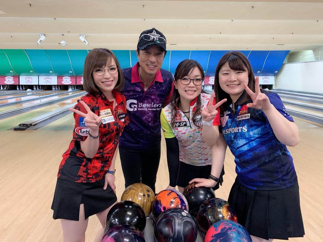 のインスタグラム：「毎週月曜日は東京ポートボウルのダブルスリーグ戦です🎳この日の参加プロは、相方の矢野朋代ちゃん、秋山希望ちゃん、村山ふみかちゃんでした❣️3ゲーム中200オーバーが1ゲーム。うーん💦アベレージをもっと上げないとなぁ〜🤣 #ボウリング #bowling #東京ポートボウル#花きゃべつリーグ#ダブルス戦#矢野朋代プロ #秋山希望プロ #村山ふみかプロ #배우 #쿠로다아사#일본배우#볼링」