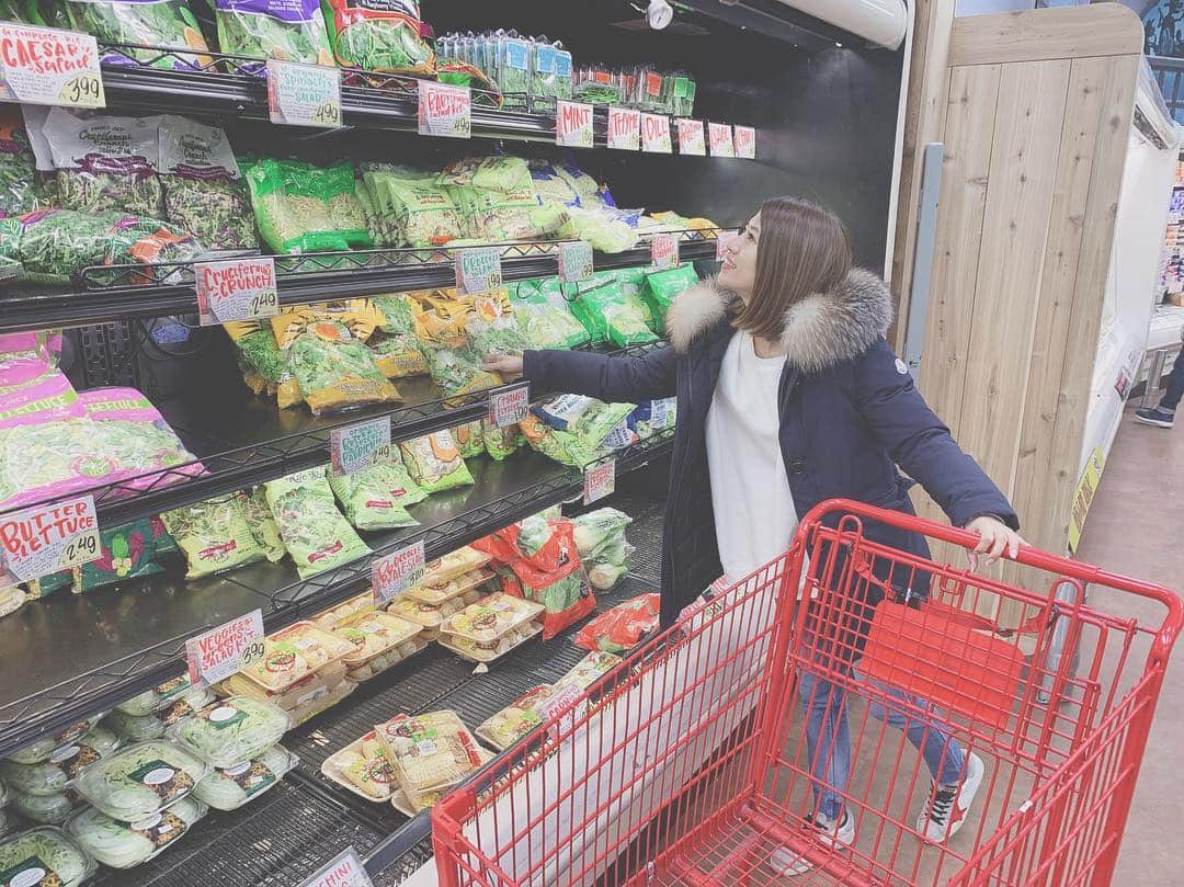 柳めぐみさんのインスタグラム写真 - (柳めぐみInstagram)「. . 地元のスーパーってどの国でも楽しい♪ . #NY #ニューヨーク #マンハッタン #supermarket」3月26日 2時13分 - yanameguchan