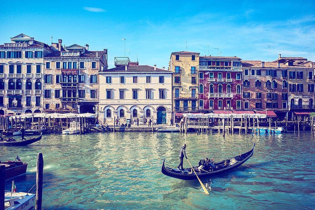 Ricoh Imagingさんのインスタグラム写真 - (Ricoh ImagingInstagram)「The serene canals of Venice  captured with the #griii by our brand ambassador @williamhereford. #ricohgriii #ricohgr3」3月26日 2時21分 - ricohpentax