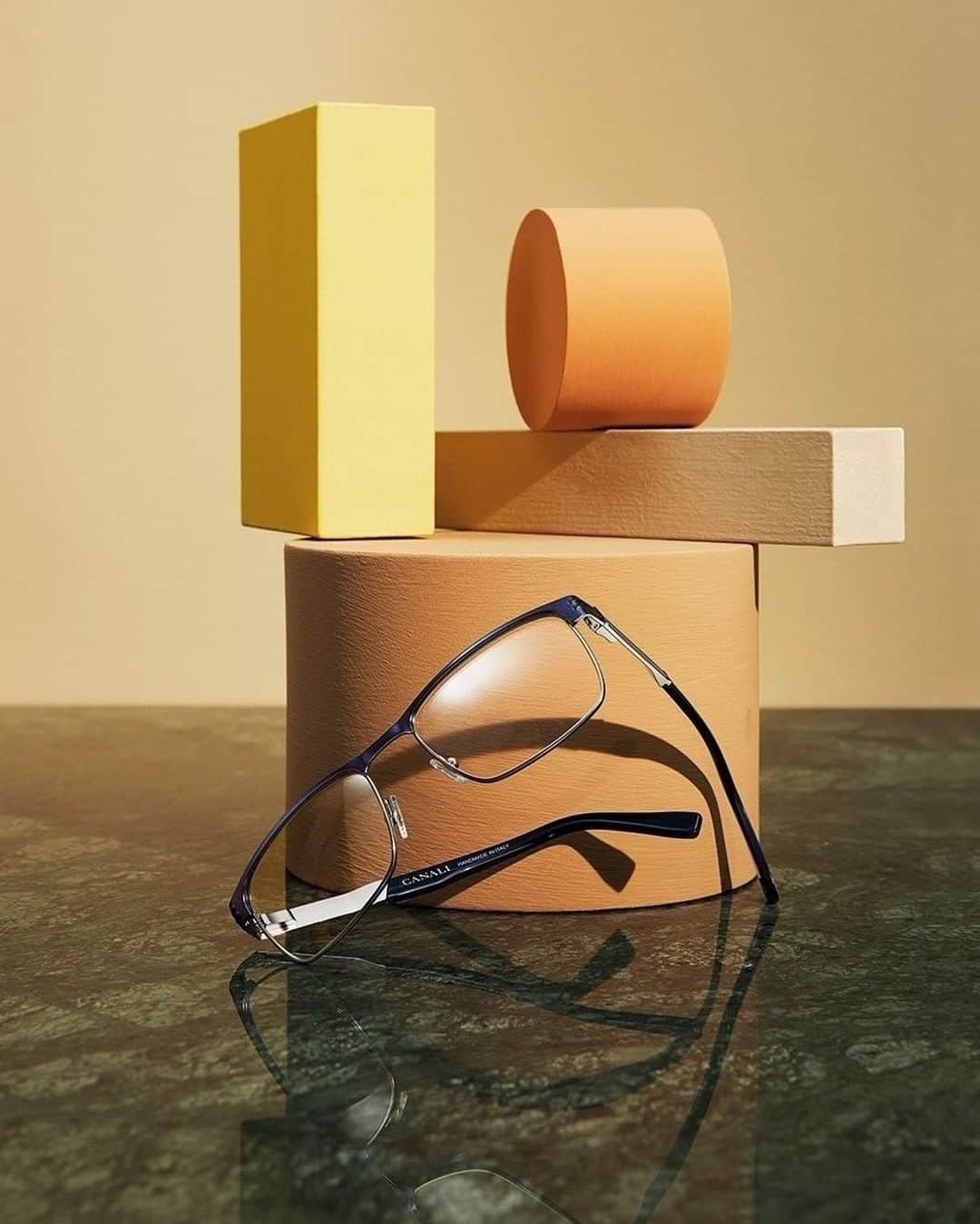 カナーリさんのインスタグラム写真 - (カナーリInstagram)「Canali eyeglasses are 100% handmade in Italy and combine a refined aesthetic with a contemporary spirit. Link in bio.  #menswear #accessories #glasses #detail #spring #MadeinItaly」3月26日 2時22分 - canali