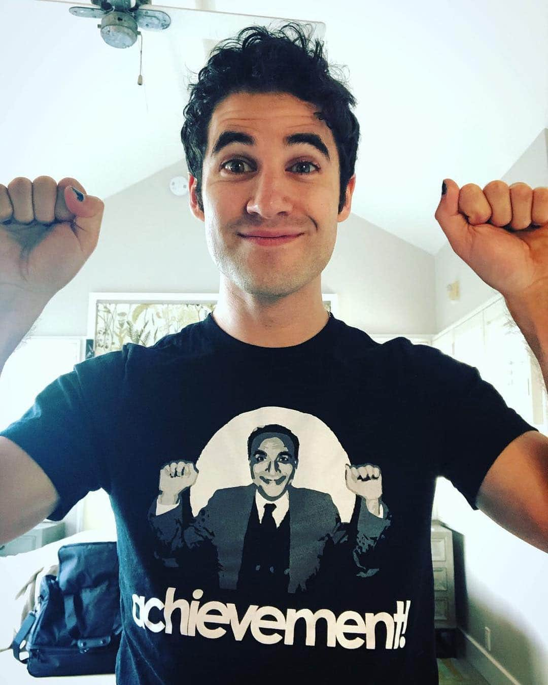 ダレン・クリスさんのインスタグラム写真 - (ダレン・クリスInstagram)「What a year it’s been... Fun fact: this t-shirt was a series finale gift I made for the cast & crew of Glee. One of my better gift ideas. Love this thing. Shoutout to Iqbal Theba #FIGGINS!」3月26日 2時27分 - darrencriss