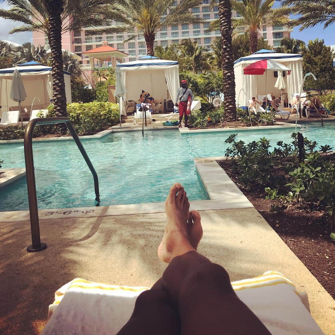 レイ・アレンのインスタグラム：「Just like an iPhone needs to plug into a charger to get back to 💯, this body needs to sit by some water! And I'm about to put my phone down. @bahamarresorts #bahamas #nassau」