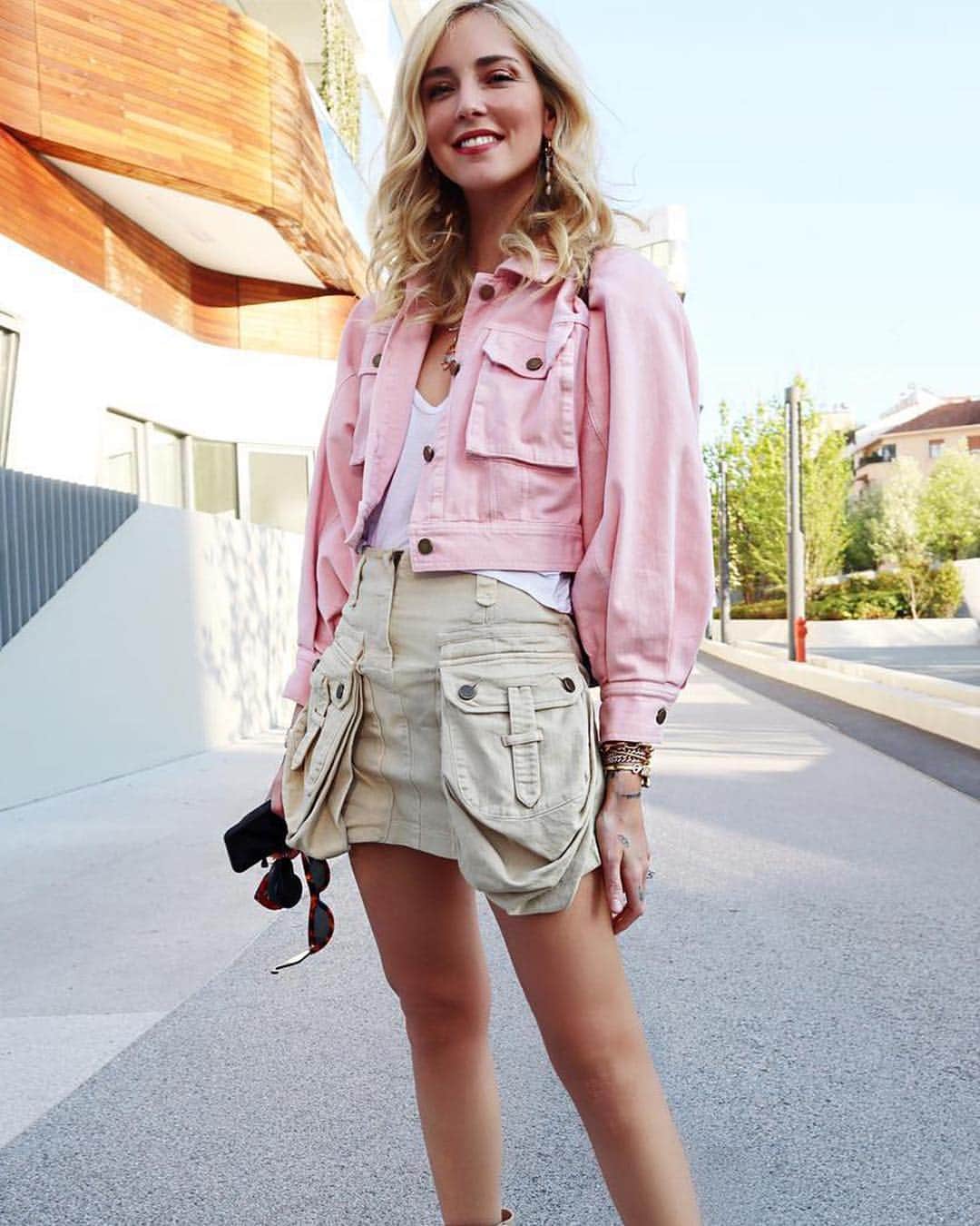 Blonde Saladさんのインスタグラム写真 - (Blonde SaladInstagram)「Do the Spring outfits challenge your inner styling skills?🌸 Don’t worry, give a pink twist to your looks like Chiara does and the perfect outfit will be served. Don’t miss our stories for more inspo babes! 💕#theblondesalad #chiaraferragni #spring2019 #outfitinspiration #lookoftheday #fashion」3月26日 2時54分 - theblondesalad