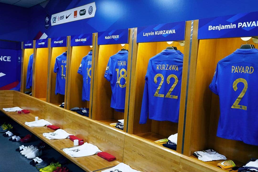 サッカー フランス代表チームさんのインスタグラム写真 - (サッカー フランス代表チームInstagram)「Le vestiaire du Stade de France attend les Bleus 👌🇫🇷 Ils porteront ce soir un maillot collector pour les 100 ans de la @fff 😍#FiersdetreBleus #FRAISL - The locker room is waiting for Les Bleus 🇫🇷 They will wear a special jersey for the 100 years of the @fff 😍」3月26日 2時53分 - equipedefrance