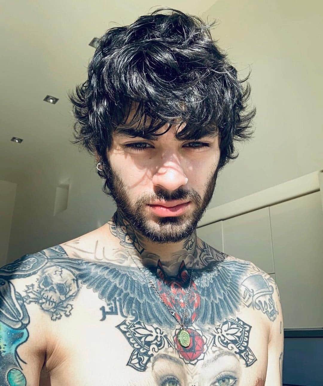Cosmopolitanさんのインスタグラム写真 - (CosmopolitanInstagram)「@zayn just kinda-maybe addressed his drama with @onedirection and now fans are worried about him. 😨 Link in bio.」3月26日 3時03分 - cosmopolitan