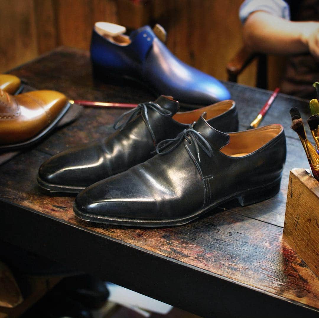 のインスタグラム：「👞 At Maison Corthay, we provide a maintenance service for life simply because excellent quality deserves excellent maintenance! Follow the journey of three beloved pairs of shoes in our next few posts! 👞 • • #Corthay #Paris #BeforeAndAfter #Shoe #Maintenance #Glacage #Arca #ArcaBoucle #Souliers #Calfskin #Leather #Cuir #Black #OldWood #Ebony #Patina #TheFinestShoes #MadeInFrance #LaCouleurCestCorthay #Shoeporn」