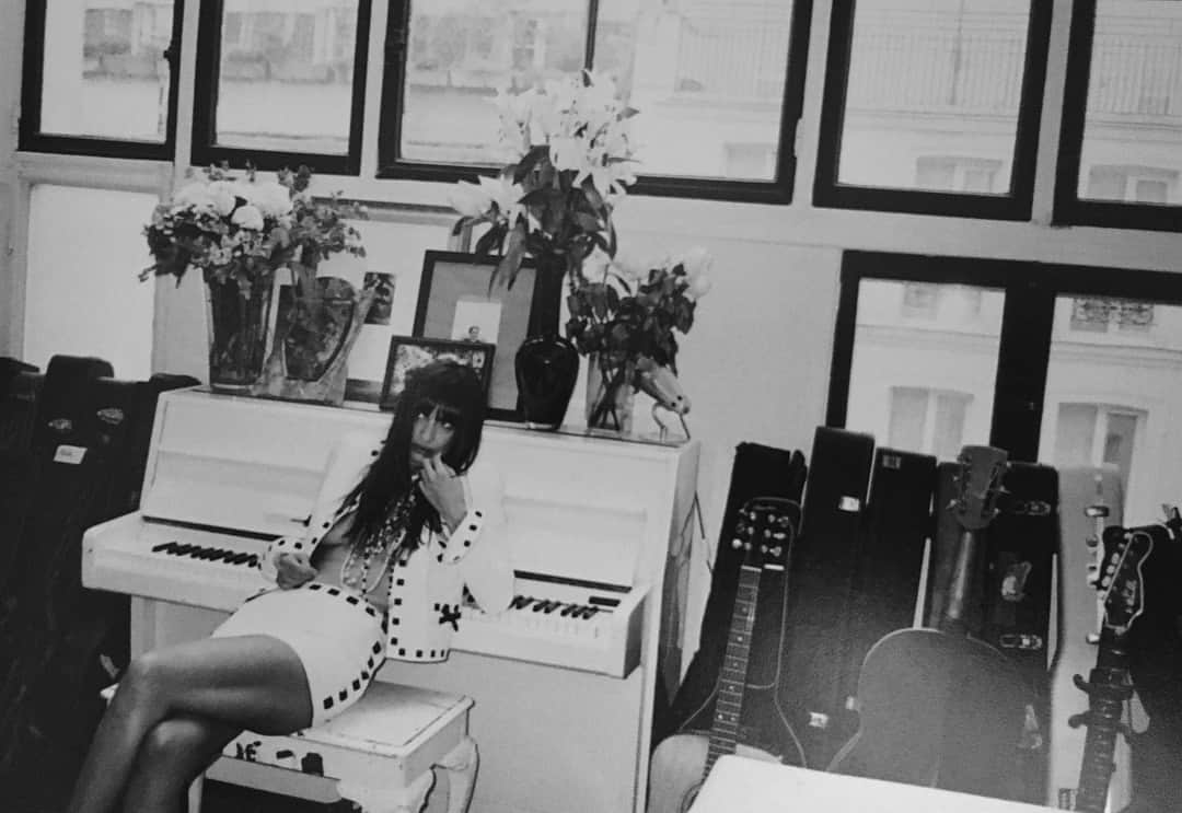 カロリーヌ・ド・メグレのインスタグラム：「At home in Chanel by @leilasmara Behind the scenes 🎥」