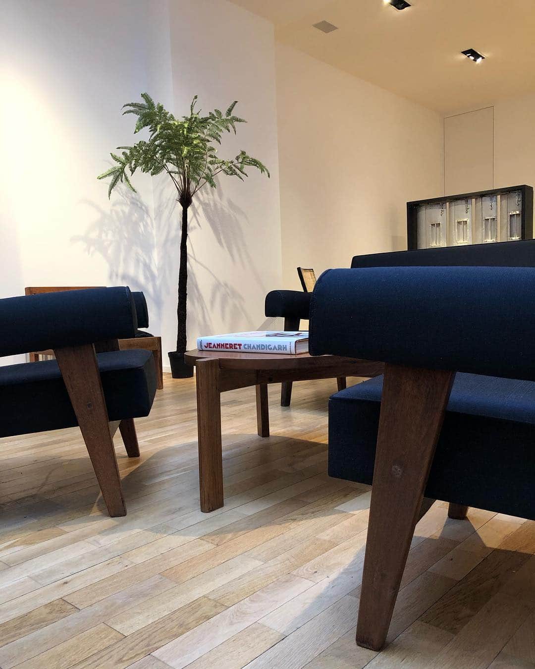 レクレルールさんのインスタグラム写真 - (レクレルールInstagram)「Enter into the world of Pierre Jeanneret with an unique selection of design straight from Chandigarh. Available at Galerie Leclaireur (10 Rue Malher)📍#Leclaireur #LeclaireurDesign #PierreJeanneret #LeCorbusier #CollectibleDesign #FurnitureDesign」3月26日 2時56分 - leclaireur