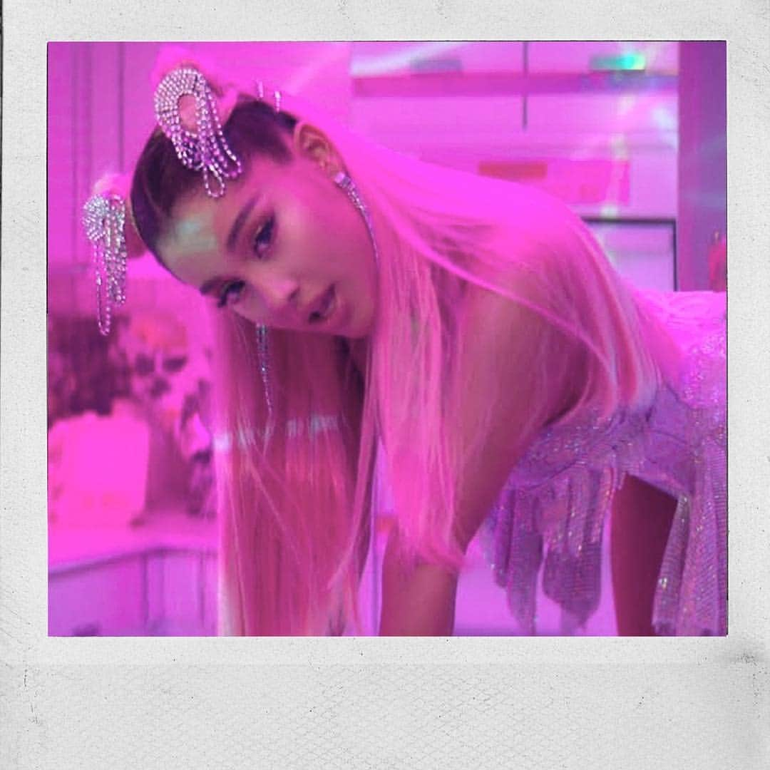 アリアナ・グランデさんのインスタグラム写真 - (アリアナ・グランデInstagram)「7️⃣ weeks at number 1️⃣ 🖤🌪💍🌫 ♡」3月26日 2時59分 - arianagrande