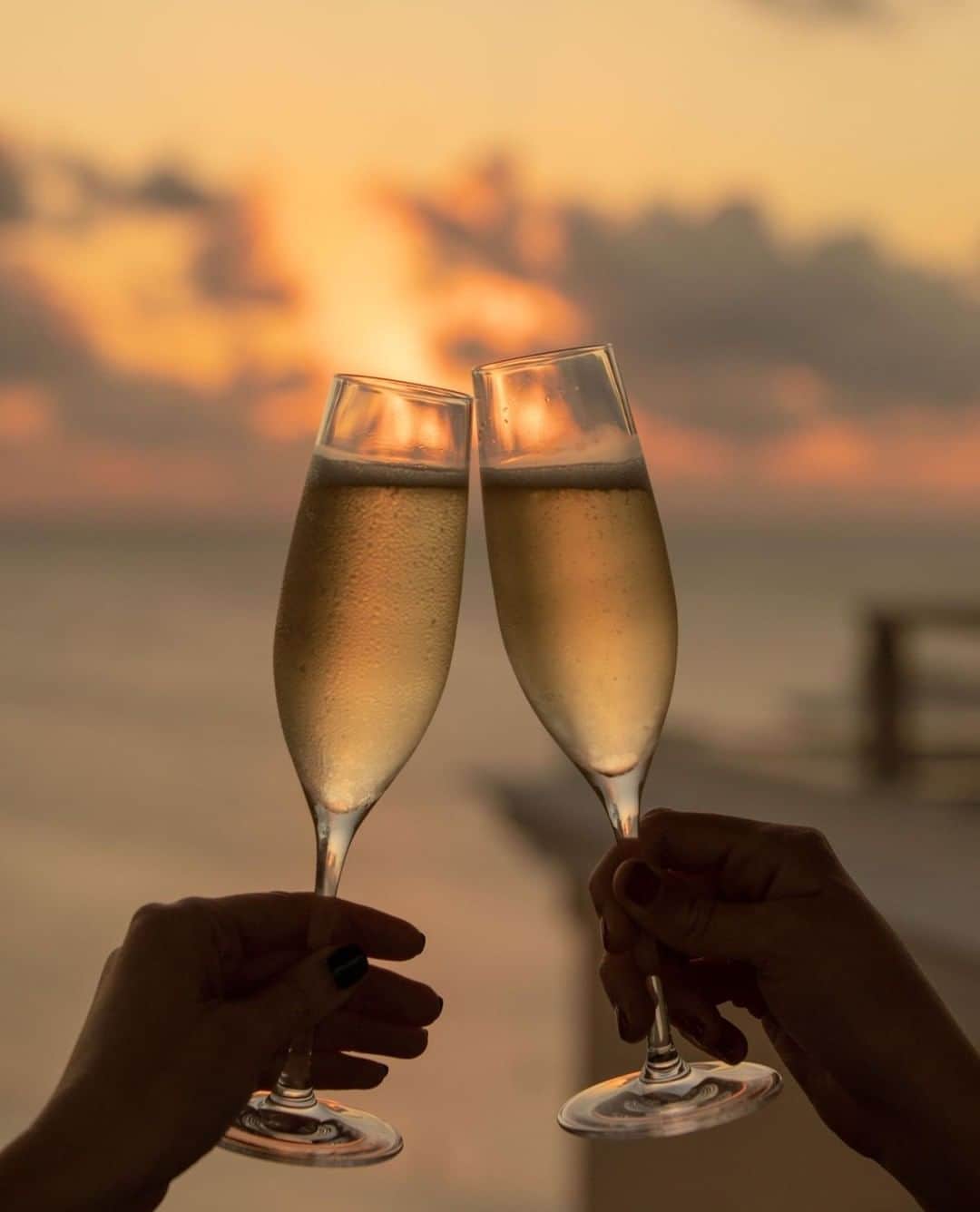 リッツ・カールトンさんのインスタグラム写真 - (リッツ・カールトンInstagram)「Raise your glass to an unforgettable evening under the golden rays of paradise. #GrandCayman #CaymanIslands #Caribbean #celebrators #islandlife #sunset #goldenhour #celebration #cheers #champagne #majestic #beach #travel #travelgram #Instatravel #traveldiaries」3月26日 3時00分 - ritzcarlton