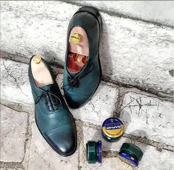 Saphirさんのインスタグラム写真 - (SaphirInstagram)「Taking care of your shoes has never been so easy, choose among the 70 colours of our Crème Surfine! It nourishes, recolours and waterproofs your leather for lasting shoes. . Avec la Crème Surfine et ses plus de 70 coloris, prendre soin de ses chaussures devient une évidence ! Elle nourrit, recolore et imperméabilise les cuirs pour une durée de vie allongée. . Photo : @nordkrakow . . #SaphirBeautéduCuir #BeautéduCuir #ShoeShine」3月26日 3時00分 - saphir_official