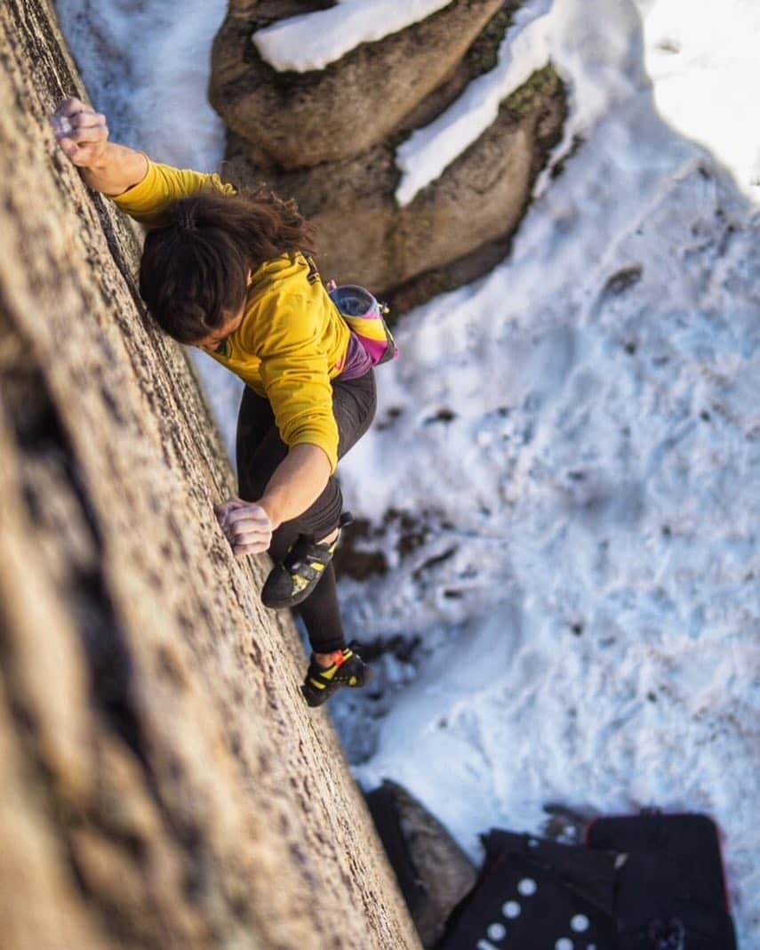 ニーナ・ウィリアムズさんのインスタグラム写真 - (ニーナ・ウィリアムズInstagram)「This climb is a near-vertical slab that demands technical style over strength. Many of the feet are hard to believe until you’ve pressed, weighted, and finally stood on them in rebellion against your brain saying, “There’s no way that chip of rock will hold you.” Over time, movement begins to flow as the body learns to trust itself and tune out the mental skepticism. . Too Big to Flail 💛🖤 📸@simoore . #payahuunadü」3月26日 3時01分 - sheneenagins