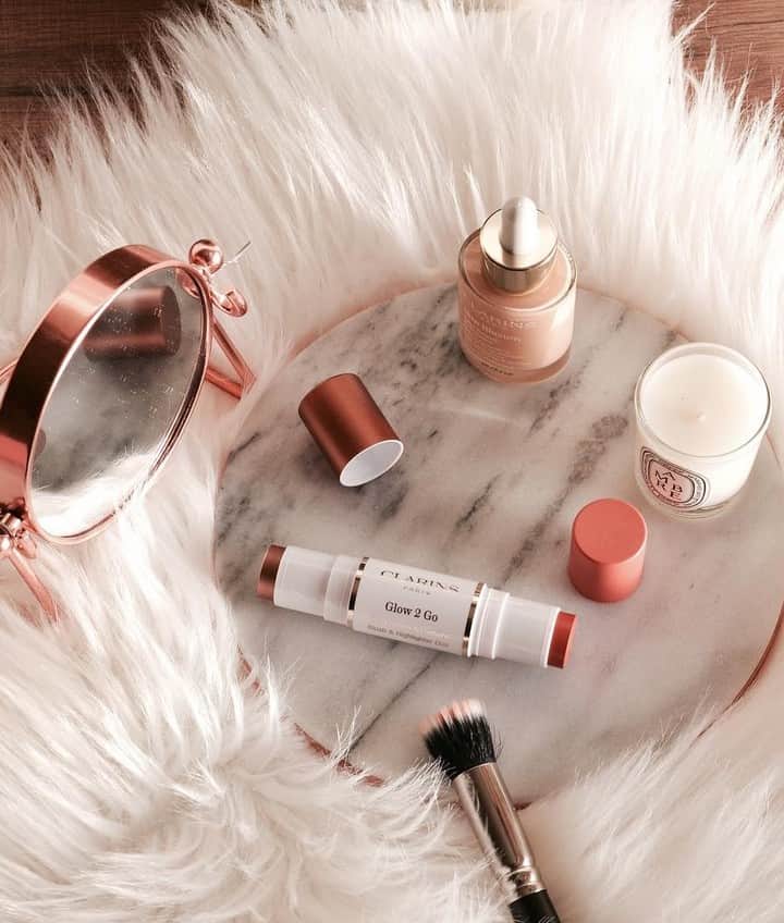 CLARINSさんのインスタグラム写真 - (CLARINSInstagram)「Glow and get it! ✨Build your perfect coverage and boost your natural radiance with Skin Illusion Foundation ✨Illuminate cheeks, eyes, and lips with Glow 2 Go blush and highlighter duo 📷: @makeupsessions #ClarinsMakeup」3月26日 3時05分 - clarinsusa
