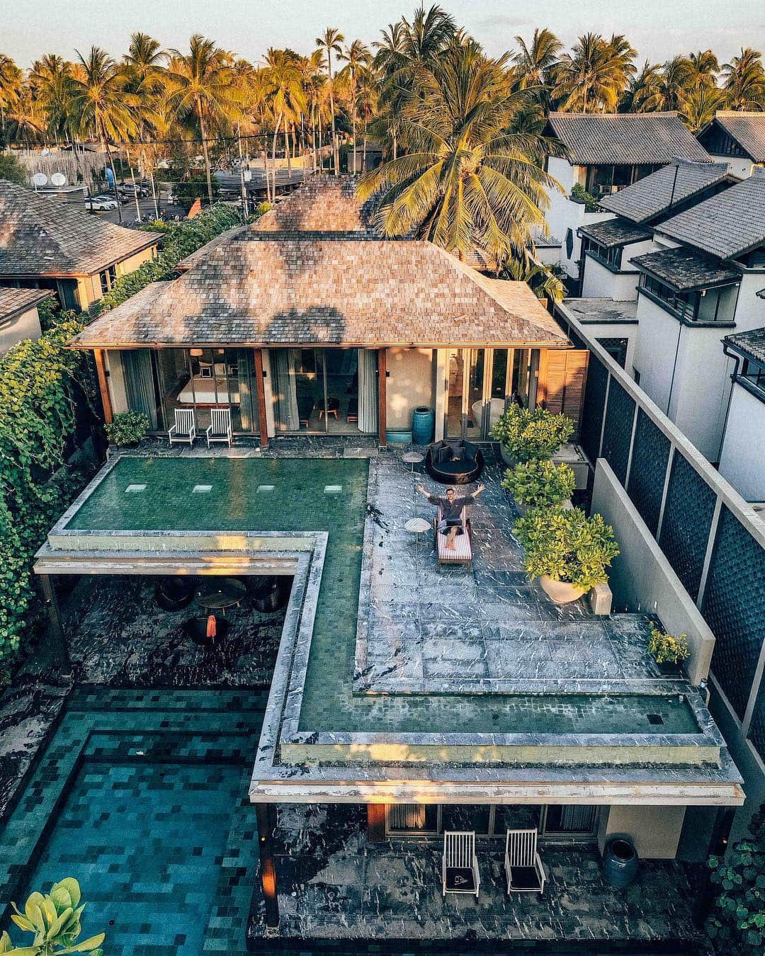 ティモシー・サイクスのインスタグラム：「The interesting thing about trading penny stocks for a living, is not just the constant hate I get from those too lazy to see that my rules actually work, it’s that some days there’s no great plays so even though I have my @stockstotrade software scanning for any hot stocks, I sometimes see nothing worth my time or money...and this is when I get to go outside, adventure, swim some laps and not feel guilty missing anything truly great. I am 100% dedicated when there is a hot play — I even missed my college graduation for a trade (true story) — but this is SO much better than a normal 9-5 because not only is the money great, I also get to take off some days during the work week...days like today...and that’s when I’m most thankful for amazing places like @bababeachclub to relax to the max! Although as an even more dedicated teacher I can’t help but stay busy working on new video lessons and writing the sequel to @completepenny so I guess I should just that when you utilize my teachings correctly, at least you won’t have to work as hard as me! #workfromanywhere #jewswithviews」