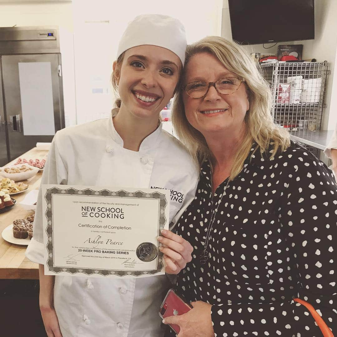 アシュリン・ピアースさんのインスタグラム写真 - (アシュリン・ピアースInstagram)「Officially graduated from the 20 Week Pro-Baking Series certification course from New School Of Cooking in Pasadena! My second graduation this month! I’m so beyond proud of this certification, and I can’t wait to see where having it takes me. I learned SO much from Chef Brianna and Chef Mario and so beyond thankful to have gotten the opportunity to learn from them! I had an incredible time creating all sorts of different pastries, and especially loved working with chocolate. 🥰 I had so much fun and truly loved every minute of this course and so excited to keep practicing and getting better and better! 🥮🥧🧁🍰🎂🍮🍫🍬🍩🍪🥜🍯🍦💕 #AshlynPearce #Actor #Actress #Acting #Model  #Models #Modeling #Director #Directing #Love #PastryChef #Smile #Fun #Sweets #Certification  #NewSchoolOfCooking #FearlessFemales #RedHeads #SpeakYourself #LoveYourself #Hollywood #graduation #Pastry #Baking #SweetTreats #Goals #Bake #Passion #Pastries #Baker」3月26日 3時07分 - ashlynpearce