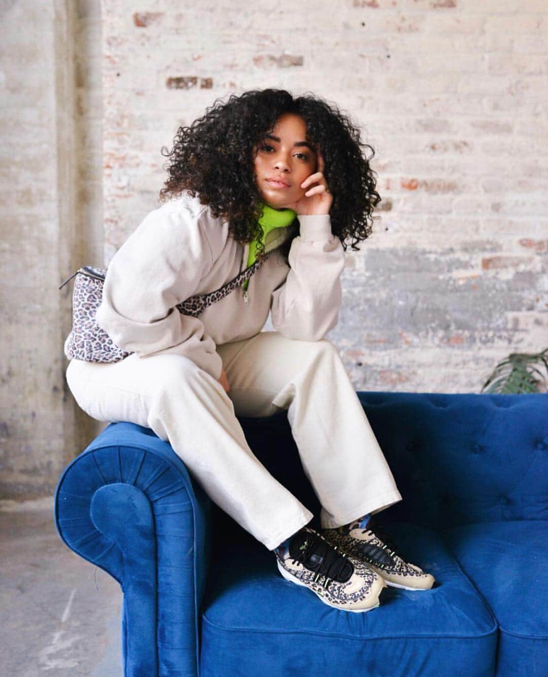 のインスタグラム：「@brooklynpetite in the Half Zip Pullover in Cement, Relaxed Jean & Grove Fanny Pack in Leopard 🌟⚡️🐆」