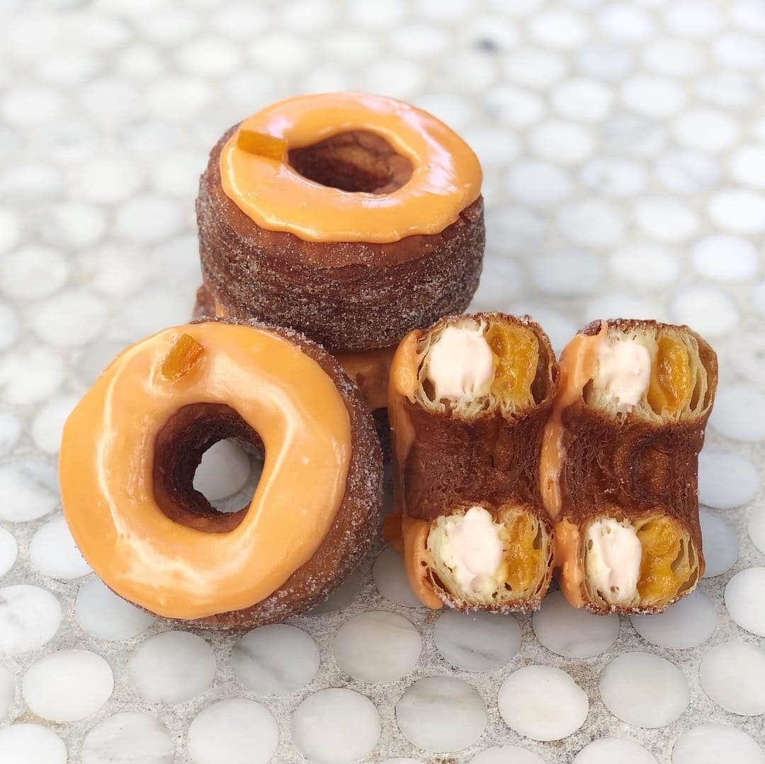 DOMINIQUE ANSEL BAKERYさんのインスタグラム写真 - (DOMINIQUE ANSEL BAKERYInstagram)「April Cronut® pastries coast to coast: LA’s Apricot Rose Mascarpone, filled with apricot jam and rose mascarpone ganache; and NYC’s Cinnamon Roll Custard, filled with cinnamon roll ganache and creamy custard. Starts April 1st, preorders are up at CronutPreorder.com. #Cronut #DominiqueAnselBakery」3月26日 3時14分 - dominiqueansel