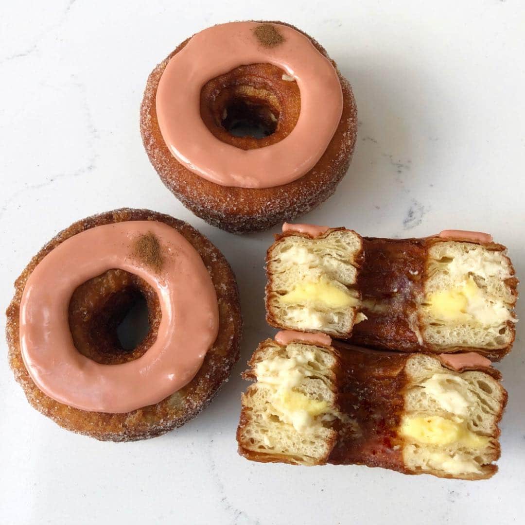 DOMINIQUE ANSEL BAKERYさんのインスタグラム写真 - (DOMINIQUE ANSEL BAKERYInstagram)「April Cronut® pastries coast to coast: LA’s Apricot Rose Mascarpone, filled with apricot jam and rose mascarpone ganache; and NYC’s Cinnamon Roll Custard, filled with cinnamon roll ganache and creamy custard. Starts April 1st, preorders are up at CronutPreorder.com. #Cronut #DominiqueAnselBakery」3月26日 3時14分 - dominiqueansel