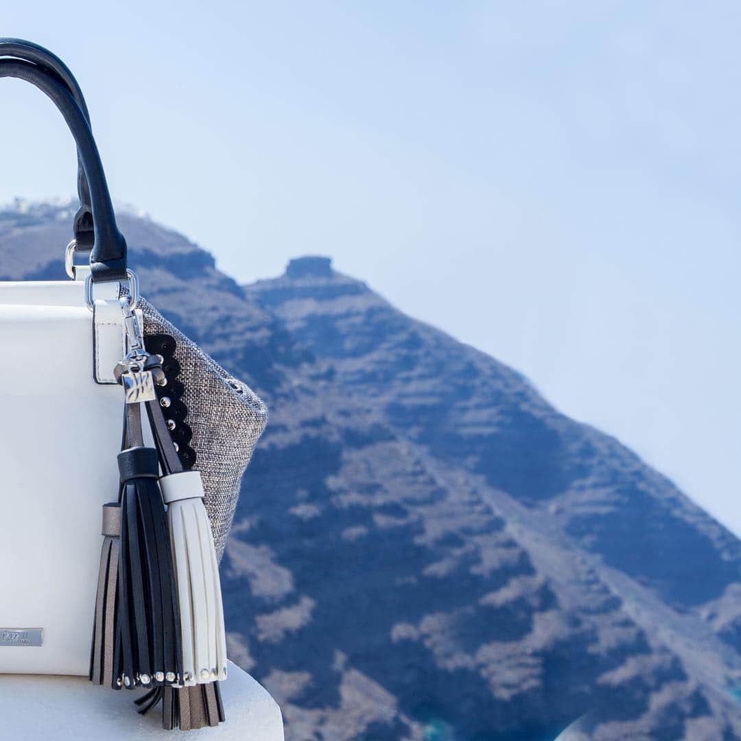 のインスタグラム：「This beige, black and white satchel bag with silver detailing is the perfect fit to make an impact under the sun 👜☀️👜 Sous le soleil avec votre sacoche #HandbagsbyJR noir, beige et blanche avec des détails en argent. 👜☀️👜 Handbag 192950 . #JosephRibkoff #ilovemyJR #ToteBag #TasselBag #handbags #satchelbag #sacoche」