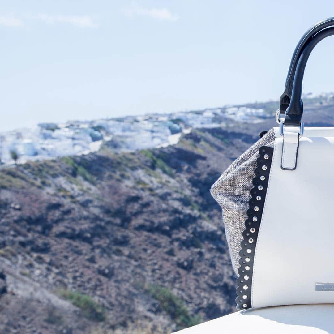 のインスタグラム：「This beige, black and white satchel bag with silver detailing is the perfect fit to make an impact under the sun 👜☀️👜 Sous le soleil avec votre sacoche #HandbagsbyJR noir, beige et blanche avec des détails en argent. 👜☀️👜 Handbag 192950 . #JosephRibkoff #ilovemyJR #ToteBag #TasselBag #handbags #satchelbag #sacoche」