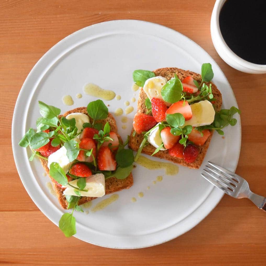 山崎佳のインスタグラム：「Today’s breakfast. いちごとカマンベールとクレソン。 下の子の保育園準備などもあり、今週は特にバタバタ。」
