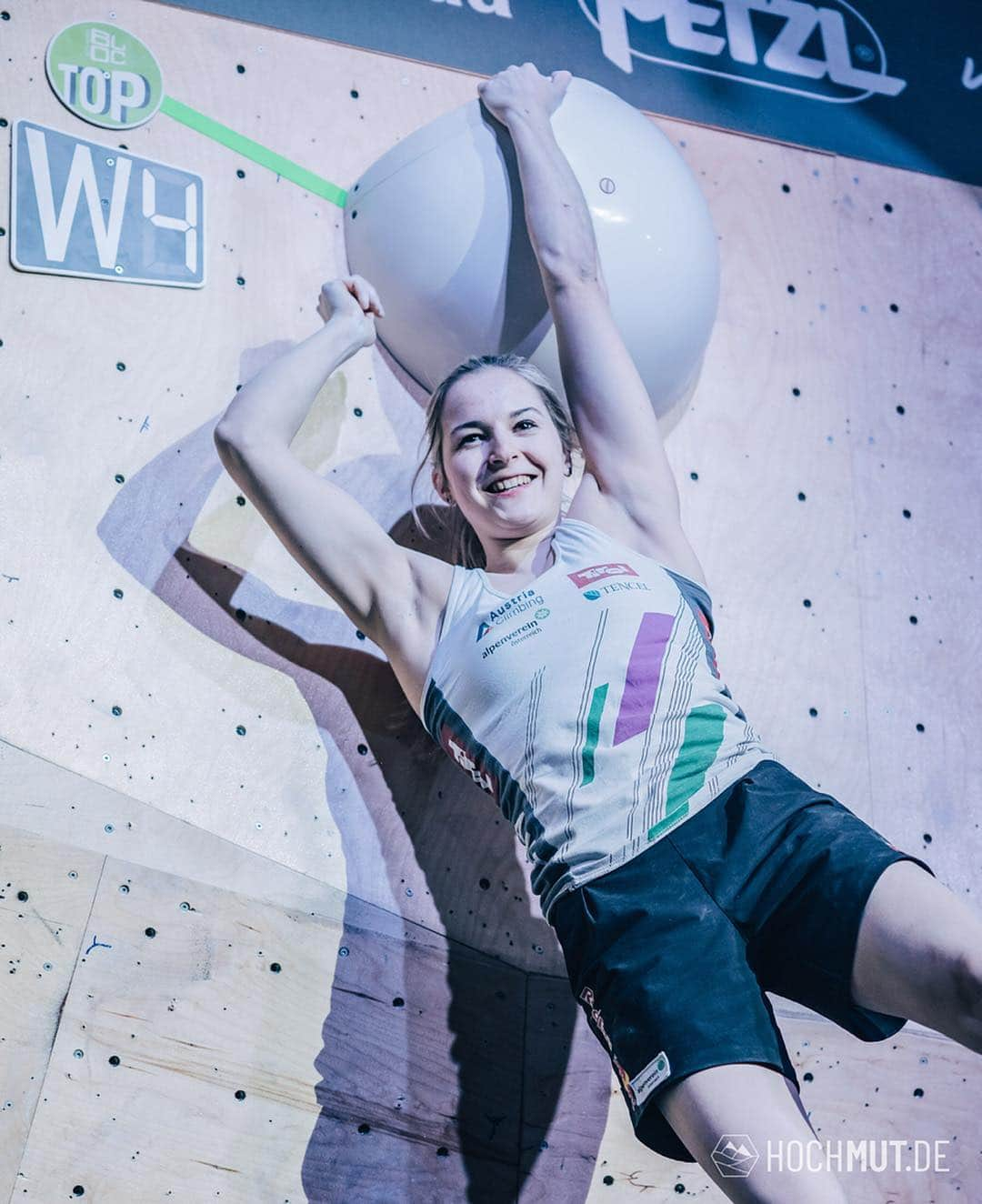 ジェシカ・ピルツさんのインスタグラム写真 - (ジェシカ・ピルツInstagram)「Great start to the season by making it onto the podium at the @studio_bloc_darmstadt masters yesterday. Picture by @hochmut.de and video by @romankrajnik of my favorite final boulder 😃 #competition #bouldering #top #happy  @redbull @thenorthface @scarpaspa @singingrock_official @heeressportzentrum @sportlandnoe @sporthilfe.at @austriaclimbing」3月26日 3時18分 - jessy_pilz