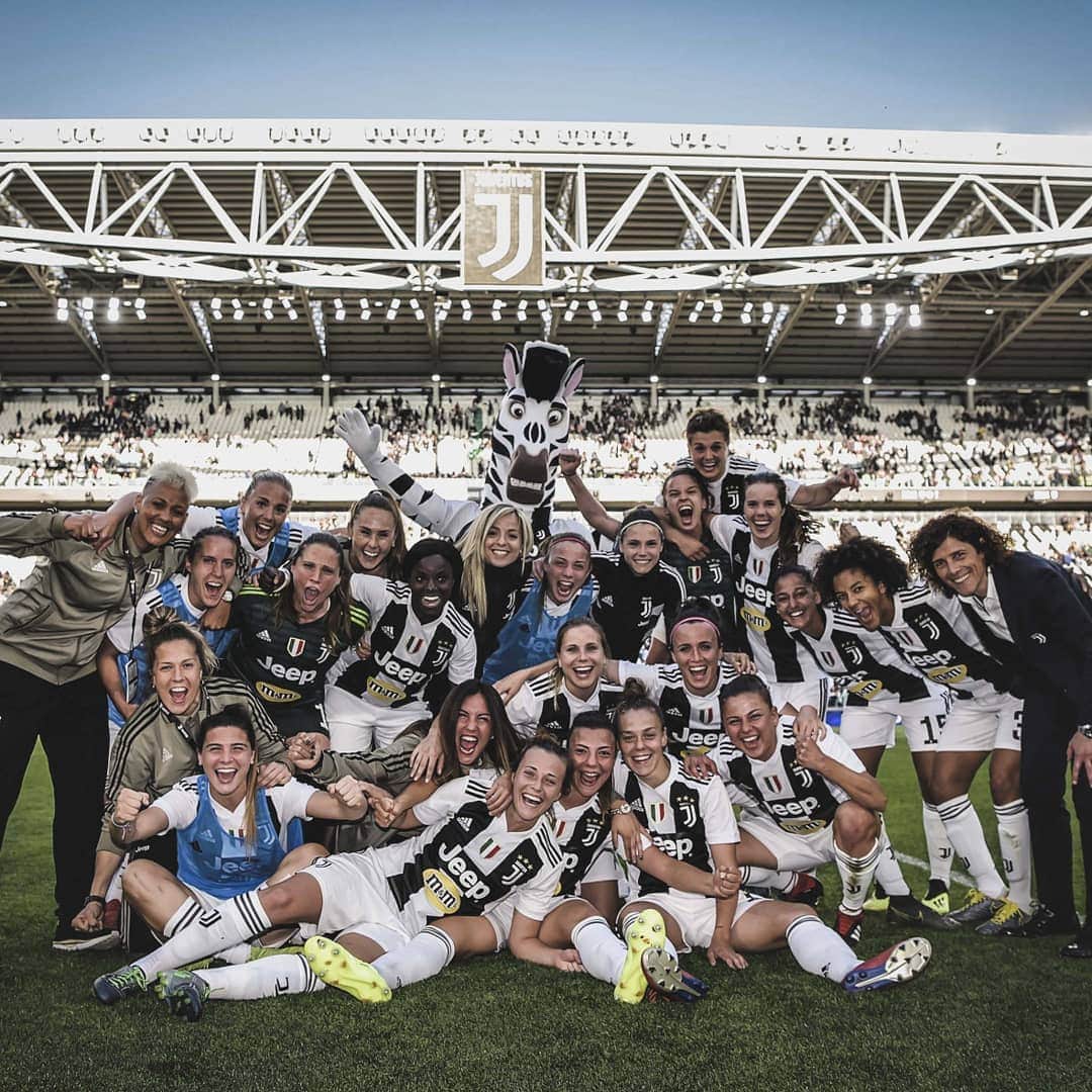 ユヴェントスFCさんのインスタグラム写真 - (ユヴェントスFCInstagram)「Still buzzing about yesterday's "Première" in the sold-out Allianz Stadium! 🙌⚪⚫🏟 #JuventusWomen #JuveFiorentina #FinoAllaFine #ForzaJuve」3月26日 3時19分 - juventus
