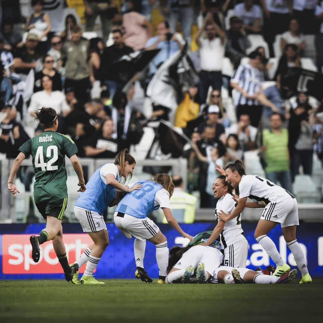 ユヴェントスFCさんのインスタグラム写真 - (ユヴェントスFCInstagram)「Still buzzing about yesterday's "Première" in the sold-out Allianz Stadium! 🙌⚪⚫🏟 #JuventusWomen #JuveFiorentina #FinoAllaFine #ForzaJuve」3月26日 3時19分 - juventus