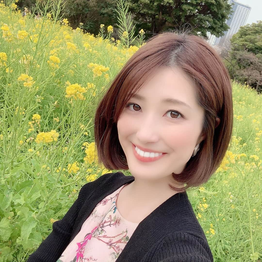 彩花まりさんのインスタグラム写真 - (彩花まりInstagram)「. 春を探しに行ってきました。 まだまだこれから咲くお花や 蕾たちを応援しつつ 菜の花がきれいだったので アイコン変えました☺️ . 皆様にもふんわりした気分をお裾分け。 はやく本格的にあたたかくなるといいな🌸 . . #彩花まり #春 #アイコン #心機一転 #花粉症 #今年はまだまだ余裕 #皆さまいかがですか #今週末お会い出来るのを楽しみにしていまーす！ #NHKカルチャー町田 #彩花まりの宝塚ソングレッスン #お申し込みまだホームページより受け付けています #お悩みの方は是非！」3月26日 3時29分 - _mari_ayaka