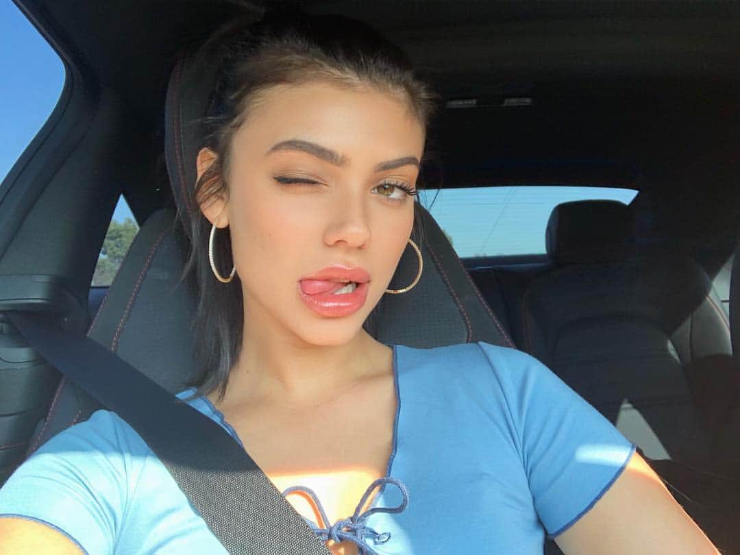 ケルシーのインスタグラム：「happy monday !!! time to rise 👏🏼 and 👏🏼 grind 👏🏼」