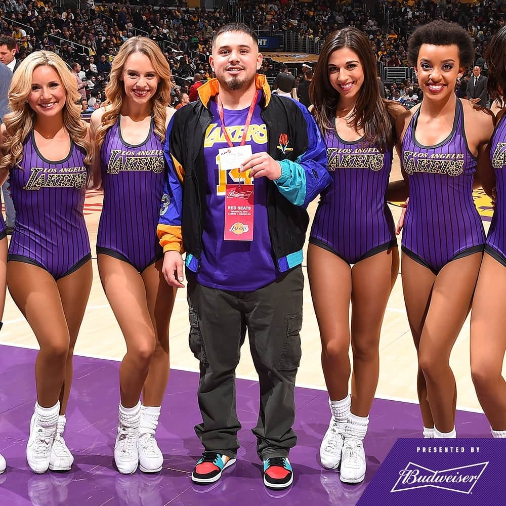 Los Angeles Lakersさんのインスタグラム写真 - (Los Angeles LakersInstagram)「Congrats to our Budweiser Legendary Game Night Experience winners! Next game with the experience is 4/4.」3月26日 3時24分 - lakers