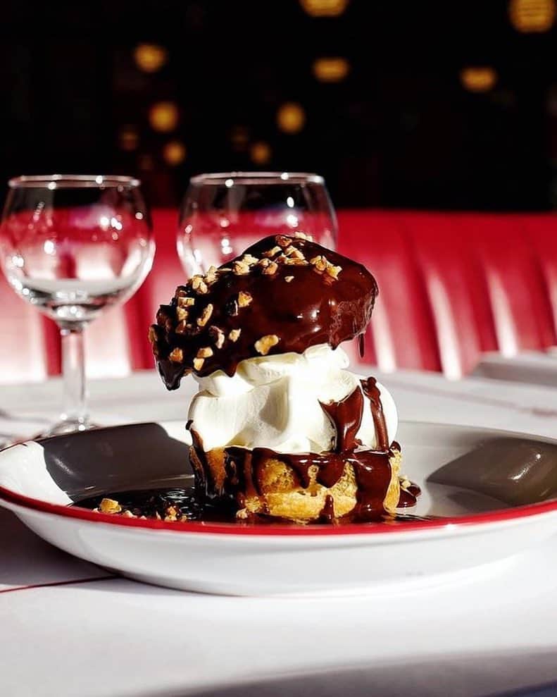 Vogue Parisさんのインスタグラム写真 - (Vogue ParisInstagram)「Visitors to Paris and locals alike are sure fans of Bouillon Pigalle, the cheery bistrot serving French classics like steak frites and profiteroles since 2017. Now the young hotspot is expanding with a new address in République. But be warned, there is a while to wait as the new arrival to the 11th arrondissement is not expected until 2020.  @bouillonpigalle #Profiteroles #Paris」3月26日 3時27分 - voguefrance