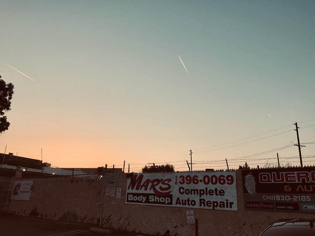 BLUER®︎ -ブルーアーさんのインスタグラム写真 - (BLUER®︎ -ブルーアーInstagram)「✴︎ Jet clouds --------- ✈︎ ✴︎ 3つの飛行機雲。 それぞれの目的地へ🗺 ものすごい角度wow⬆︎✨✈︎ ・ ・ 地球は丸いne🌐👍🏼🤙🏼🤘🏼✨ 👽🤡👻🤖 ・ Report by  BLUER STAFF 🛴✨ #bluer #teambluer #bluerco  #カリフォルニア #surf #旅 #サンタモニカ #outdoor #旅好きな人と繋がりたい #海好きな人と繋がりたい #サーフィン #海 #ライフスタイル #サーフィン #sup #ライフセービング #ビーチ #スノーボード #スケートボード #surf #sunset #instagood #イマソラ #sparkjoy #ひこうきぐも #contrails」3月26日 3時46分 - bluer.tokyo