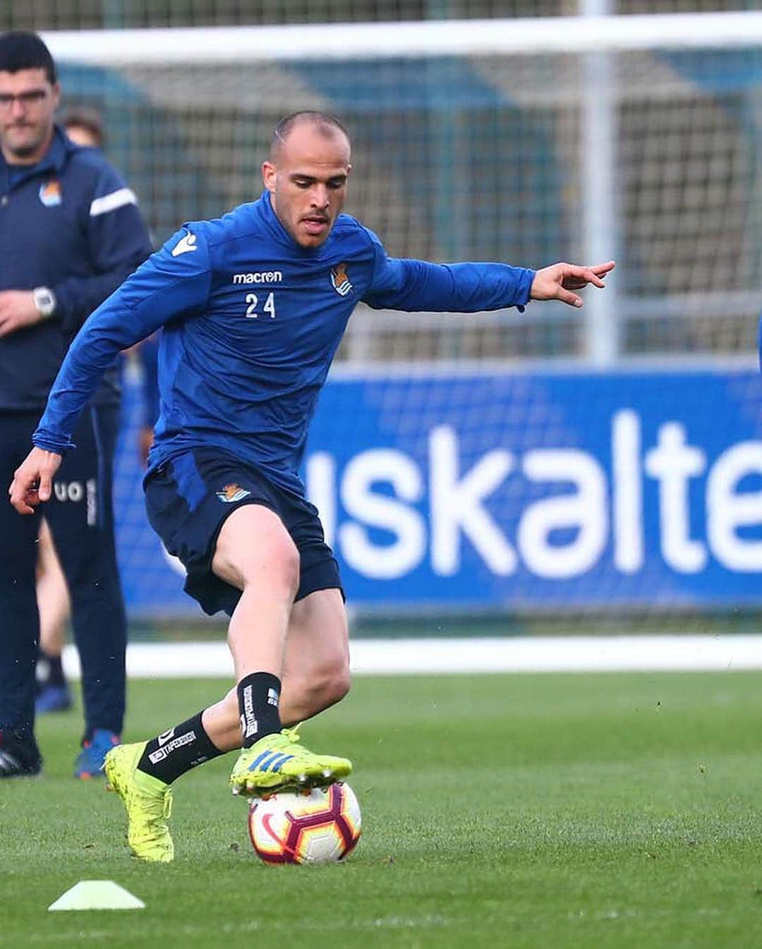 サンドロ・ラミレスさんのインスタグラム写真 - (サンドロ・ラミレスInstagram)「De vuelta a los entrenamientos !!Sesión terminada ✅⚽️ #gettingready ⚪️🔵 @realsociedad」3月26日 3時39分 - sandroramirez9