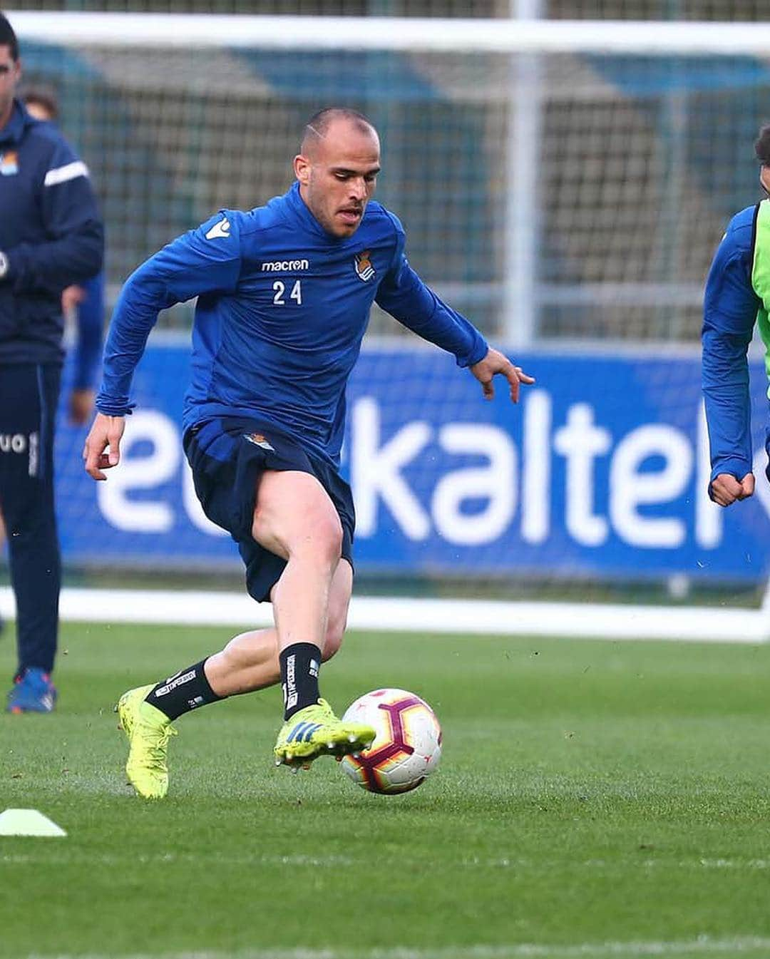 サンドロ・ラミレスさんのインスタグラム写真 - (サンドロ・ラミレスInstagram)「De vuelta a los entrenamientos !!Sesión terminada ✅⚽️ #gettingready ⚪️🔵 @realsociedad」3月26日 3時39分 - sandroramirez9