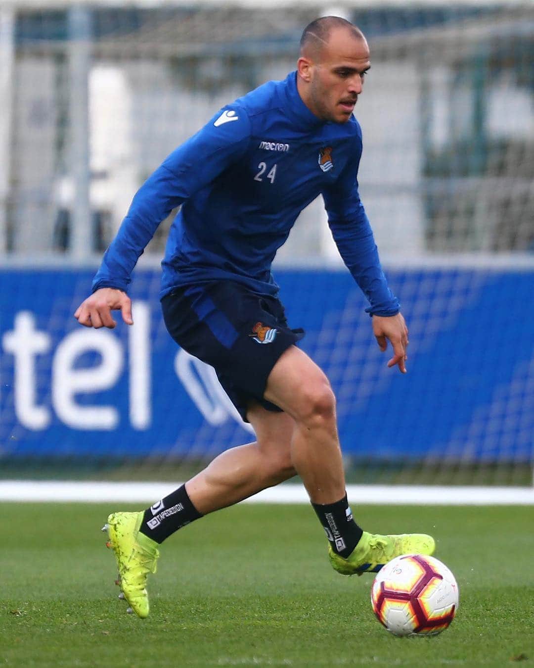 サンドロ・ラミレスのインスタグラム：「De vuelta a los entrenamientos !!Sesión terminada ✅⚽️ #gettingready ⚪️🔵 @realsociedad」