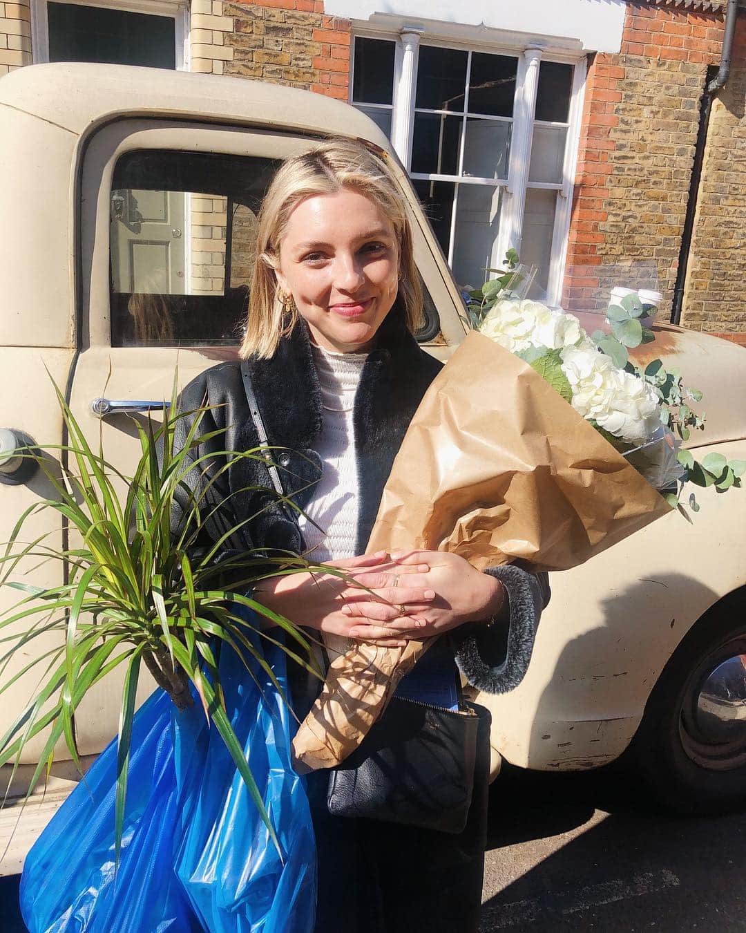 Estée Lalondeのインスタグラム：「All smiles 🌞🌱💫」