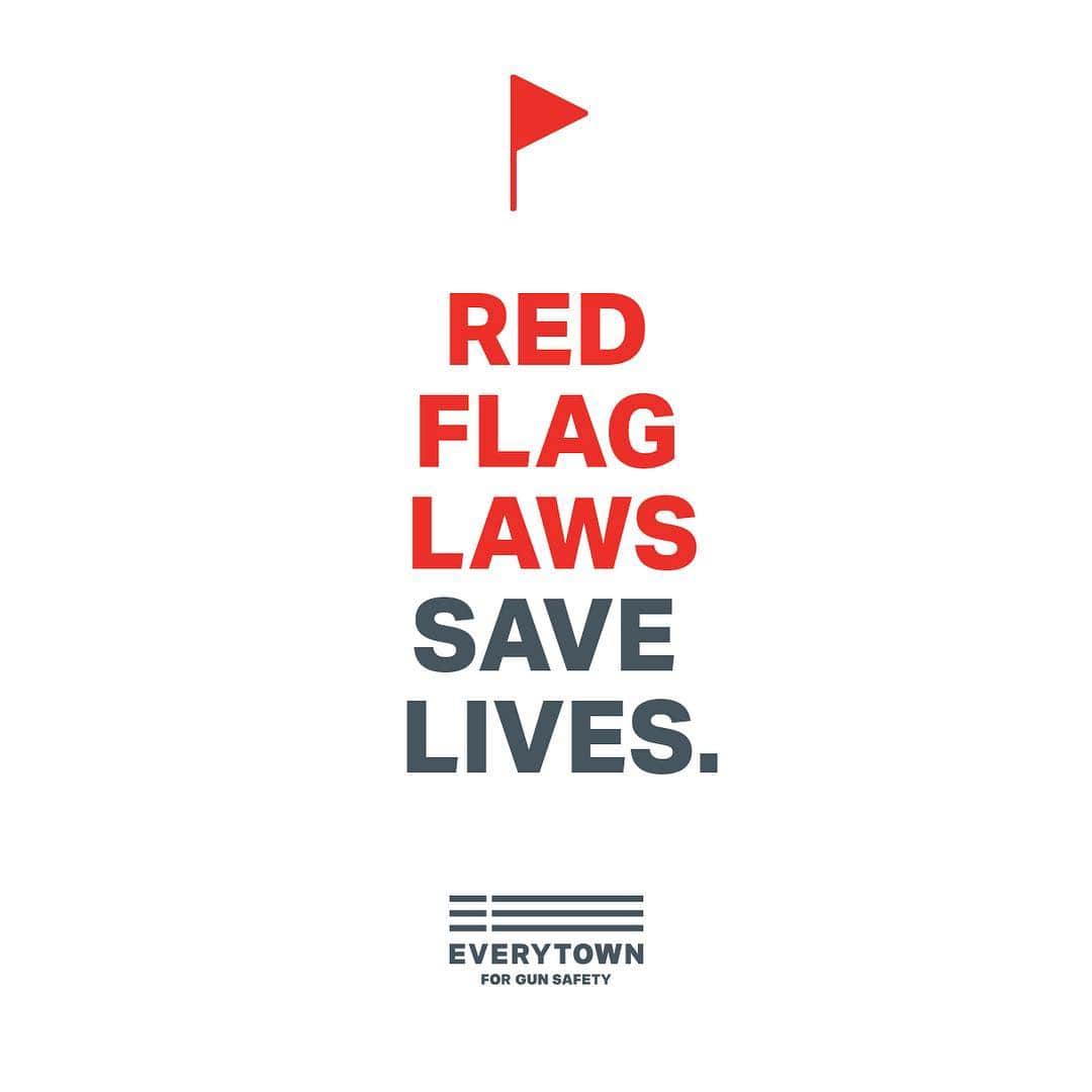 ジュリアン・ムーアさんのインスタグラム写真 - (ジュリアン・ムーアInstagram)「#RedFlagLawsSaveLives by creating a way for family members & law enforcement to act before warning signs escalate into tragedies.  Call your senators & ask them to support a Red Flag law: Text REDFLAGS to 644-33 to be connected. @Everytown @MomsDemand」3月26日 4時04分 - juliannemoore