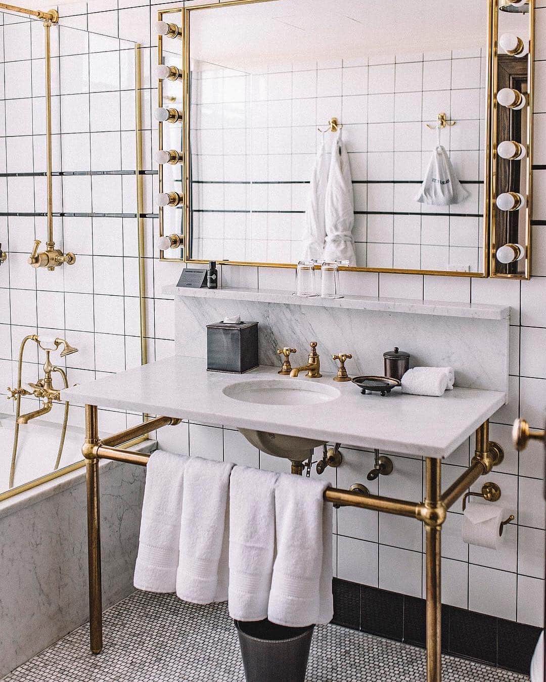 ELLE Polandさんのインスタグラム写真 - (ELLE PolandInstagram)「Uwielbiamy wnętrza hotelu Ludlow. Ta łazienka! Więcej o 10 najpiękniejszych hotelach na instagramie przeczytacie na elle.pl Fot. @ludlowhotelnyc #interiordesign #bathroom #ludlowhotel」3月26日 4時00分 - ellepolska