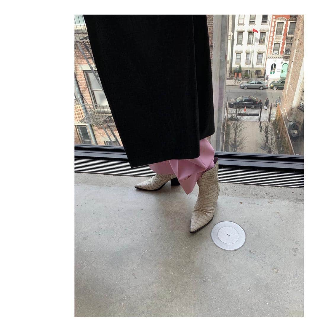 のインスタグラム：「#nyc #dorotheeschumacher #boots #ss19 #BreatheHavana #outfitinspiration #love #dorotheesview」