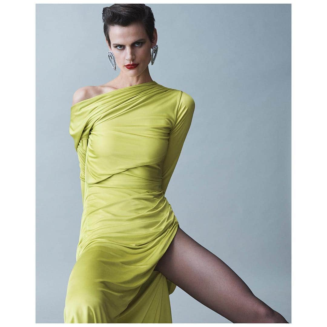 ジャンニヴェルサーチさんのインスタグラム写真 - (ジャンニヴェルサーチInstagram)「@saskiadebrauw featured in @voguechina wearing a draped asymmetric dress in a fluorescent hue from the #VersaceSS19 collection. _ Photography: @josholins Styled by @kjeldgaard1」3月26日 4時22分 - versace