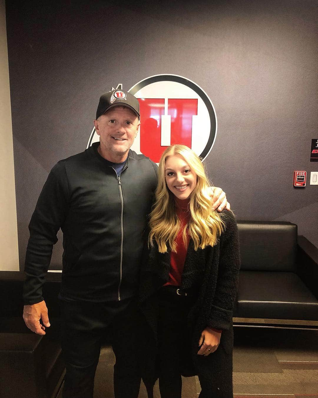 サマンサ・ペスゼックさんのインスタグラム写真 - (サマンサ・ペスゼックInstagram)「Loved meeting @utahcoachwhitt last week... what a great guy & coach!! Thank you @utahathletics for showing me around & teaching me all about @utahfootball 🏈 Excited for all the big things you’ve got coming this year! #PAC12FB #UtahFB」3月26日 4時17分 - samanthapeszek