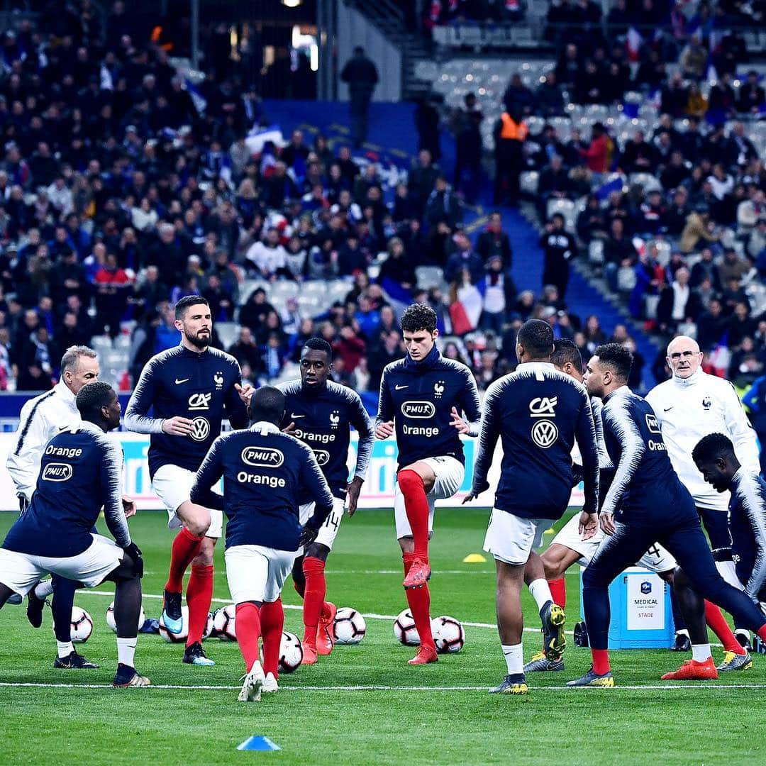 サッカー フランス代表チームさんのインスタグラム写真 - (サッカー フランス代表チームInstagram)「Échauffement des Bleus ! 💪🤛#FiersdetreBleus Coup d’envoi dans 15 minutes 🔥 - Warm-up for les Bleus 💪 Kick-off in 15 minutes 🔥」3月26日 4時30分 - equipedefrance