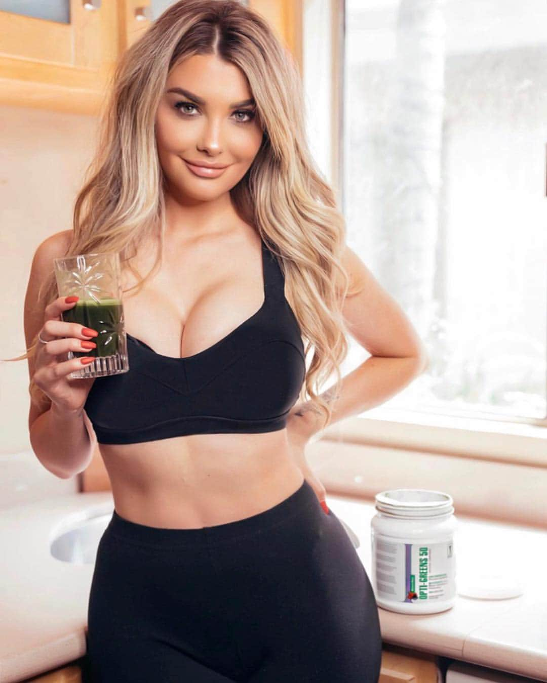 エミリー・シアーズさんのインスタグラム写真 - (エミリー・シアーズInstagram)「Happy Monday! Starting my week with @1stphorm #optigreens50 🥛🥬🥦🍏🥗 I’m counting down the days til I’m able to workout properly again. The Dr. said 8 weeks and there’s only a couple weeks to go. I plan on coming back better than ever so I’m preparing my body the best I can by making sure I get my nutrients up, and lots of rest. The toll on my body was more than I was mentally prepared for and things like swelling, weight gain and side effects from medication has had me really not feeling like myself. For me personally, that’s been more difficult than dealing with the actual physical pain of recovery. I’ve really relied on Optigreens each day for energy and assisting with my gut health and well being. There’s so much good stuff in this product that even the healthiest most perfect diet could not deliver. It definitely is the best addition to fill in the gaps of nutrients you might be missing in your diet! . #iam1stphorm #duespaid #health #wellness #recovery #diet #legionofboom #1stphorm #greens #superfoods」3月26日 4時24分 - emilysears