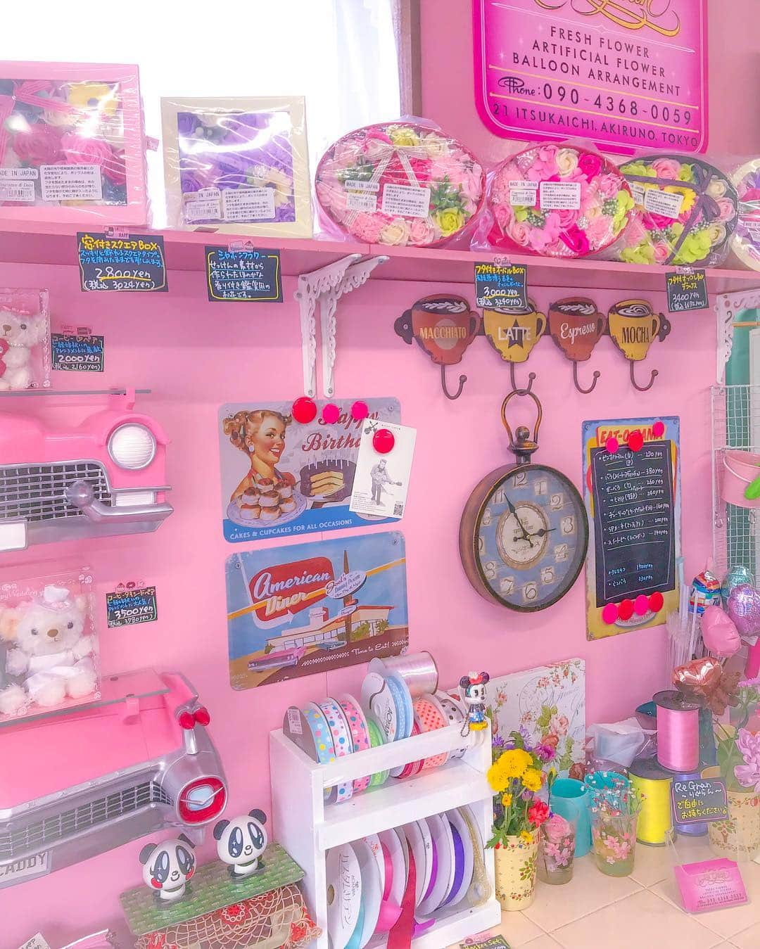 江崎びす子さんのインスタグラム写真 - (江崎びす子Instagram)「A newly opened flower shop in the neighborhood of the house. Very cute pink & retro💐💖 家の近所に新しくオープンしたお花屋さんがピンク&レトロで可愛い🐰💕 アメリカンビンテージの中にSUPER LOVERSのフィギュアが紛れてるのも良すぎ🍒」3月26日 4時24分 - bisukoezaki