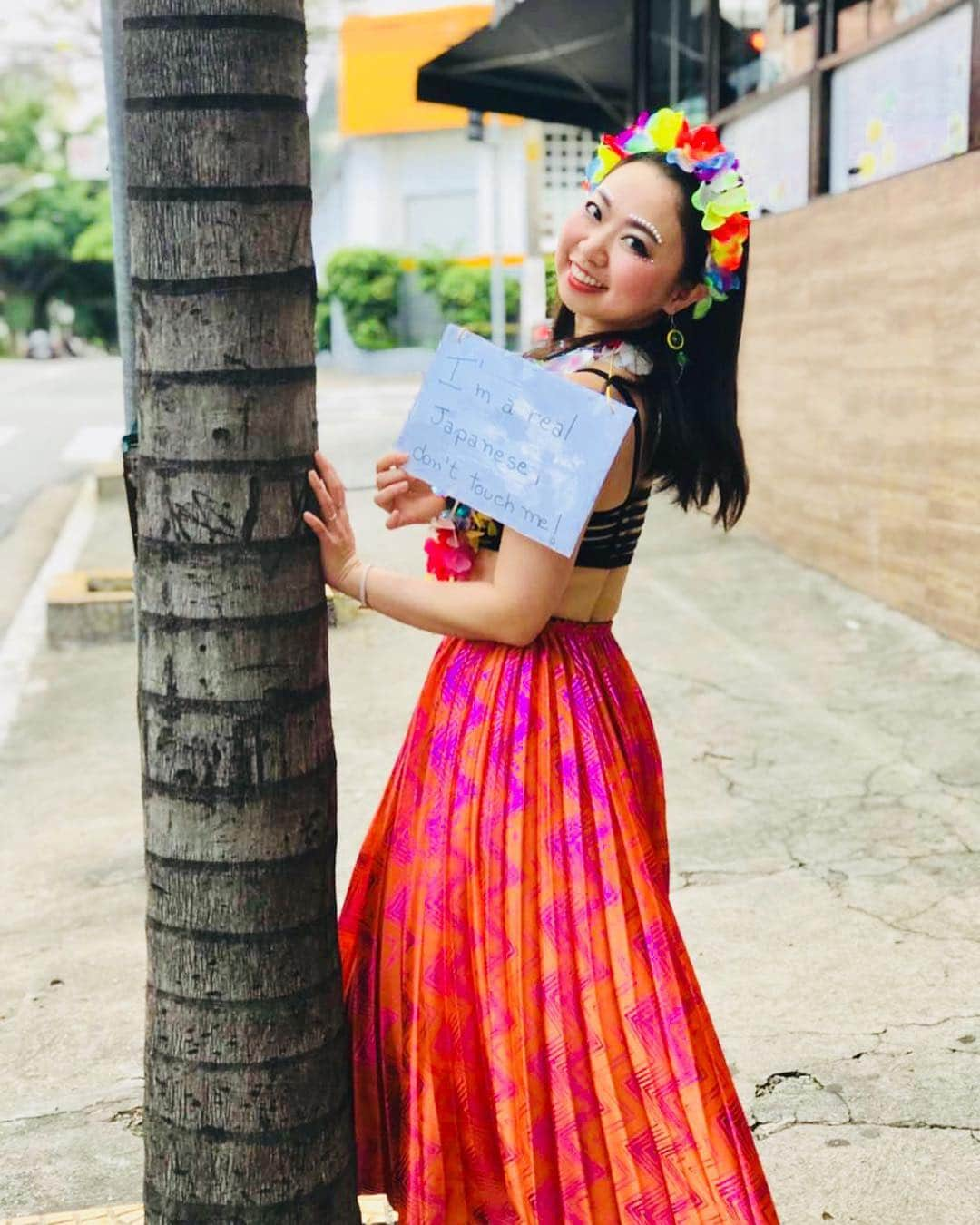 空まどかさんのインスタグラム写真 - (空まどかInstagram)「ブラジルカーニバル2日目、ぽいのを自前の服の中から適当に選んでこれ着て行ったらみんなすごく褒めてくれて、もう現地のブラジル人みたいだよーって♥︎♥︎ * それで思い出したのが大学時代。部活で仮装イベントみたいなんがあって、グアムで買った木ノ実のブラみたいなんしてフラの仮装したんだけど、何故か同回生(特に男子)にドン引きされたっていう。え？なんで？って今でも思うんだけど、日本ではセクシーすぎたのかな笑 * こっちで仲良くなる人はほとんどがラティーナ。みんな情熱的で気持ちを素直に表現し合えるのがすごく気持ちいい。きっと学生の頃からわたしの心はラティーナだったんだね。 * ブラジルだいすきだったー🇧🇷♡ * My memories of São Paulo. There are a lot of Japanese people but they can’t speak Japanese because of the second or third generation. That’s why they call me “real Japanese”. And my friend, Jessica, made this for me. “I’m a real Japanese. Don’t touch me”. You would understand the meaning if you have been to the carnival in Brazil😝Lol * #saopaulo #brazil #latina #costume #carnival #carnival2019 #travel #life #fun #enjoy #lovemylife #bemyself #japanese #realjapanese」3月26日 4時26分 - sky_madoka